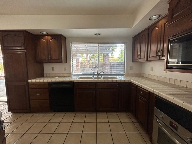Building Photo - 5055 Pearblossom Dr
