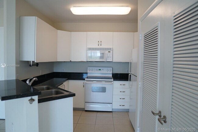 Building Photo - 1401 SW 22nd St