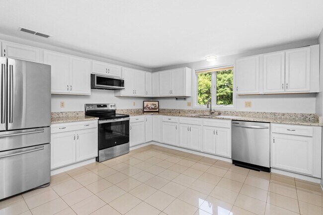 Building Photo - 46 Pinebrook Ln