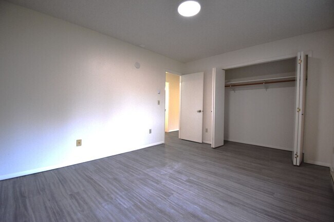 Building Photo - 2BR/1Ba, close to 7th Street, food truck court and shopping