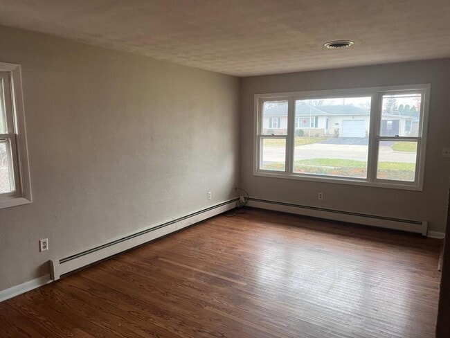 Building Photo - 913 Curtis Ave