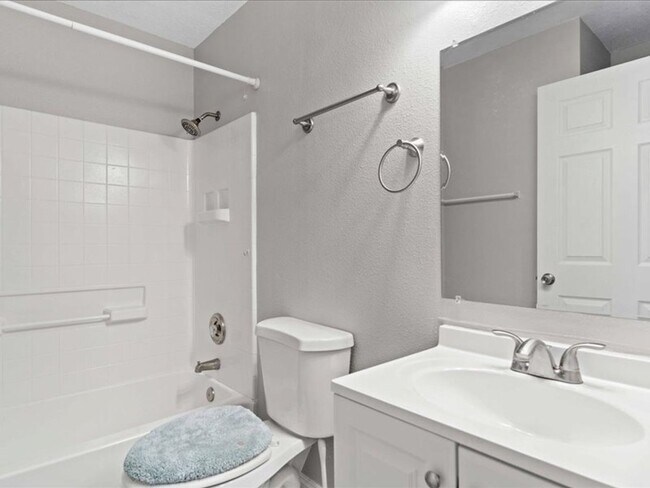 Building Photo - Charming 3 Bedroom Renovated Retreat: Cozy Home with New Upgrades in Serene Neighborhood