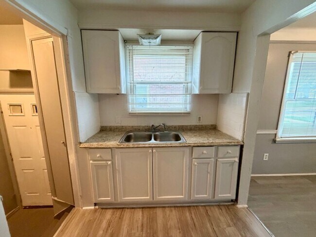 Building Photo - 2 Bedroom 1 Bath House For Lease
