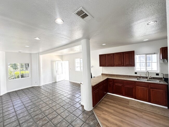 Building Photo - LARGE 4 BEDS 2 FULL BATHS HOUSE FOR RENT!