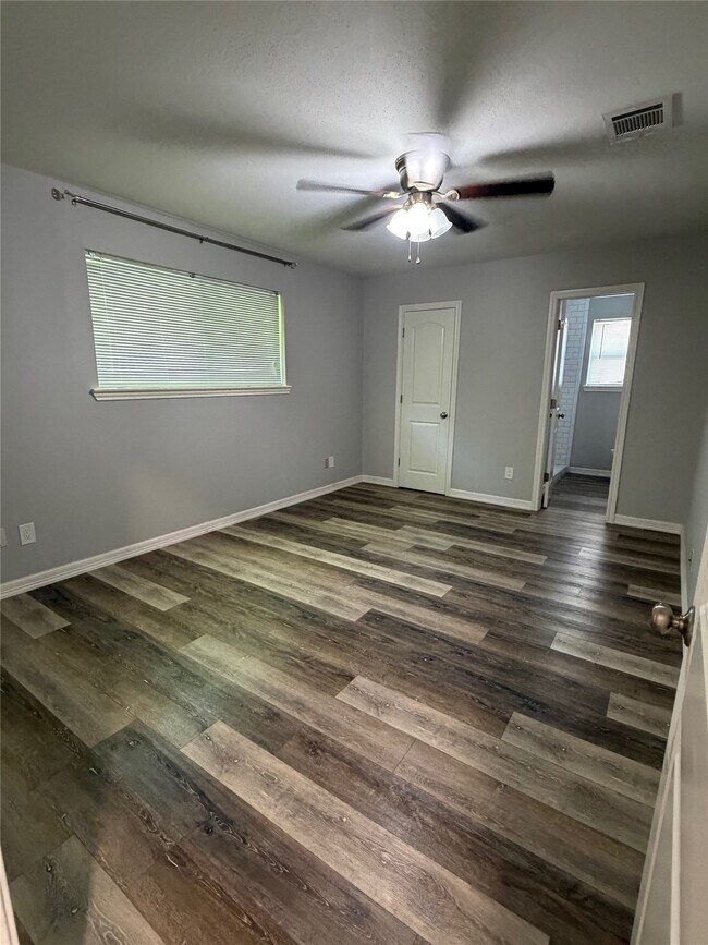 Building Photo - 2418 Tinechester Dr