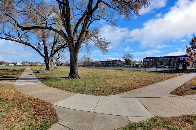 Building Photo - Completed Renovated Townhouse