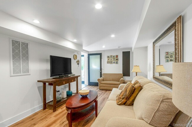 Building Photo - 220 Hudson Terrace