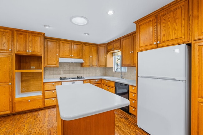 Building Photo - 2039 Village Wood Rd