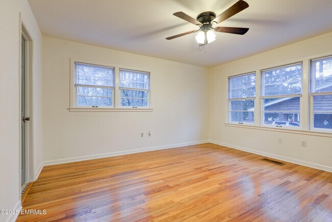 Building Photo - 1390 N Hills St