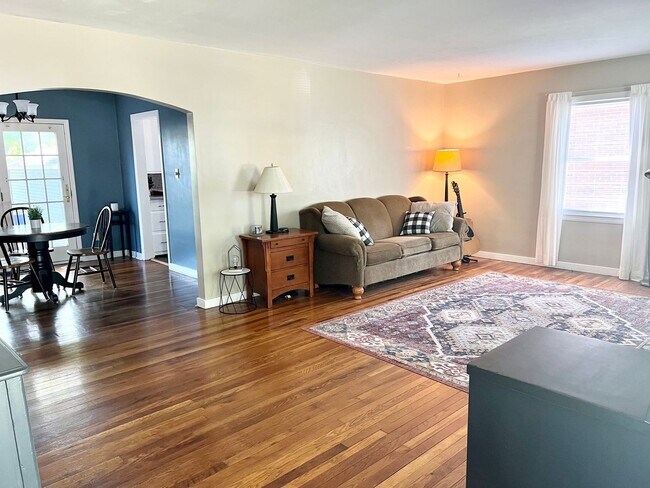 Building Photo - East Side 2 Bedroom, 1  Bath Beauty with Fenced Backyard & Hardwood Floors