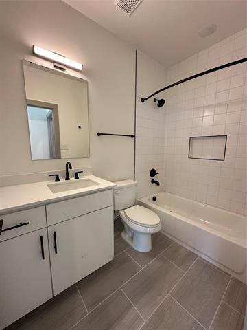 Building Photo - 3915 Roseland Ave