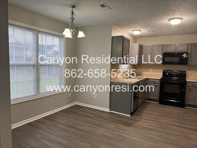 Building Photo - Spacious 3-Bedroom Home for Rent in Raeford