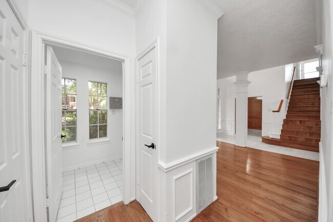 Building Photo - 15919 Lake Lodge Dr