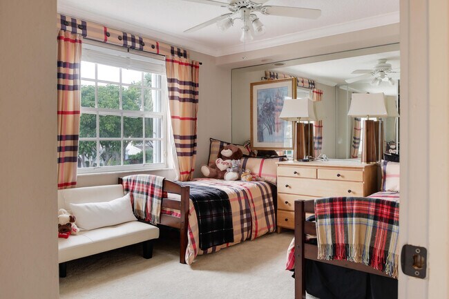 Building Photo - 2070 Chagall Cir