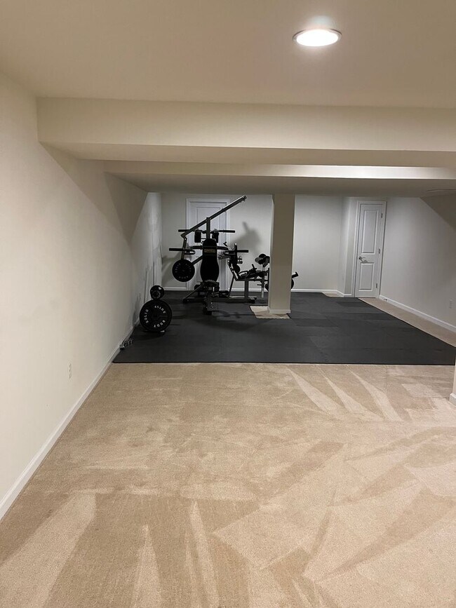 Building Photo - Large Executive 5 Br 3.5 Bath Home in Weym...