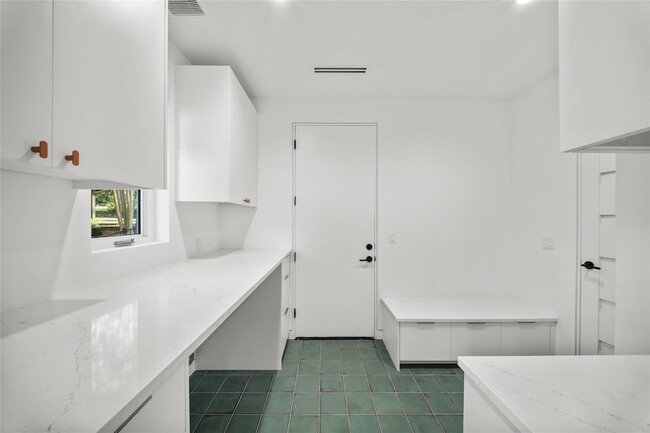 Building Photo - 2904 Westhill Dr