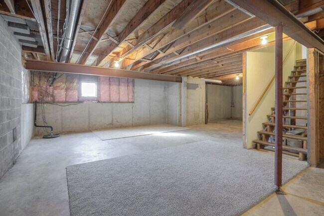 Building Photo - {11409} Updated Duplex in Fantastic Location + Two Car Garage + Main Level Master + Covered Deck