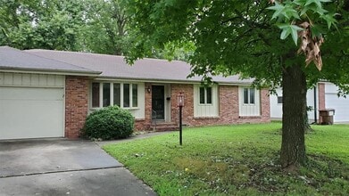 Building Photo - 3 Bedroom, 2 Bathroom Close To Everything!