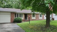 Building Photo - 3 Bedroom, 2 Bathroom Close To Everything!
