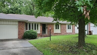 Building Photo - 3 Bedroom, 2 Bathroom Close To Everything!