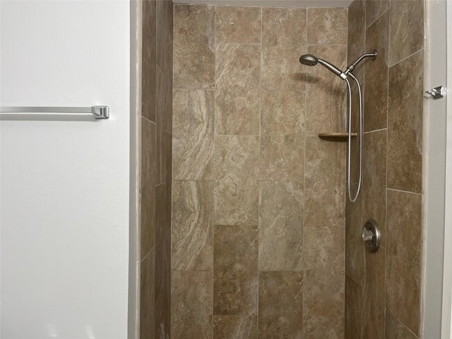 Building Photo - 65 Yewleaf Rd