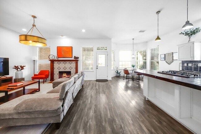 Building Photo - 5205 Panama Dr