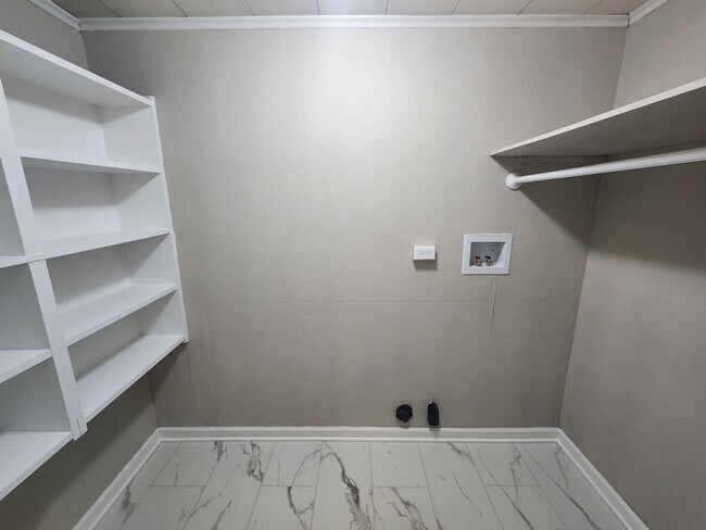 Building Photo - 651 Lincoln Way W