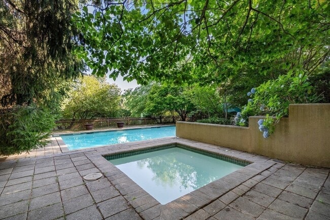 Building Photo - 225 Kenrick St