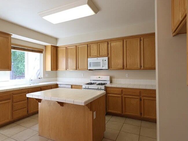 Building Photo - New Renovation* Prestigious Spacious 4 Bedroom