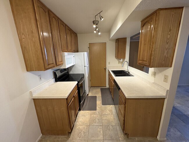 Building Photo - East side condo with community pool/spa/assigned covered parking place