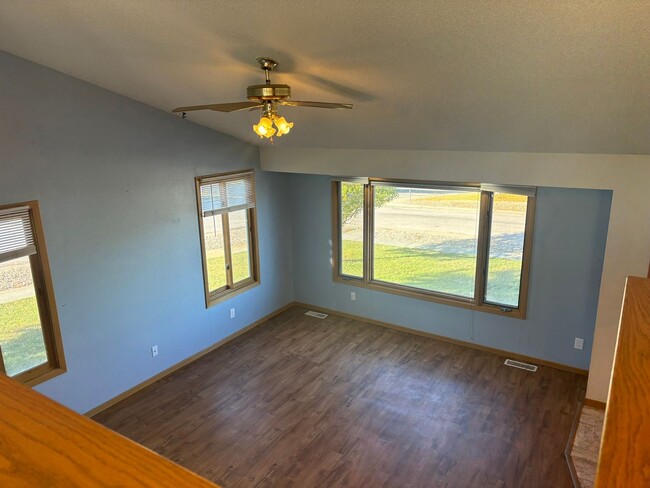 Building Photo - 3 BED | 2.5 BATH | DOUBLE GARAGE | TRI-LEV...