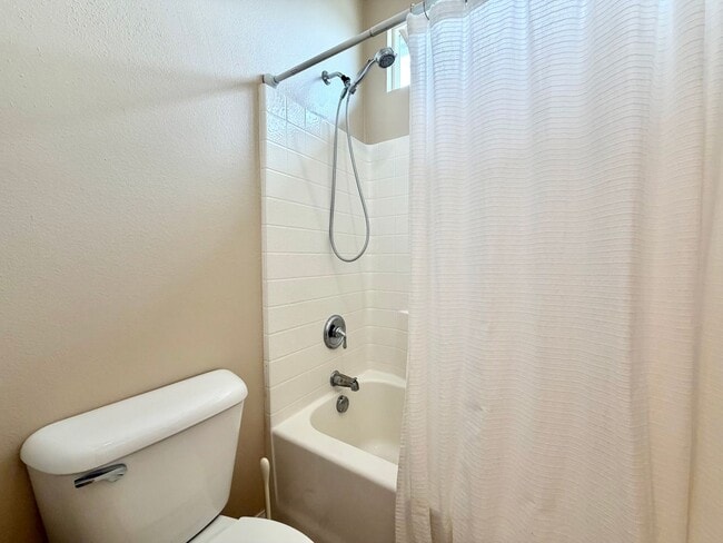 Building Photo - Spacious 5 Bedroom Wolf Creek Home with Balcony, Loft & Secondary Kitchen