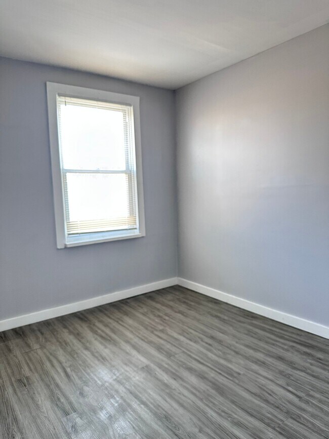 Building Photo - 2647 S 68th St