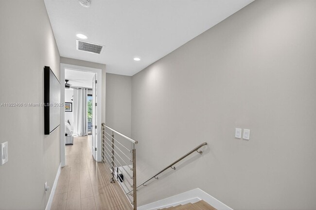 Building Photo - 1402 SW 4th Ave