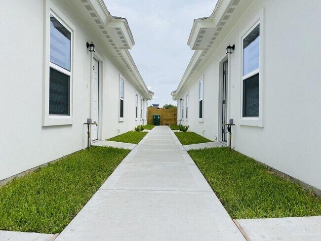 Building Photo - 909 W Carmel Ave