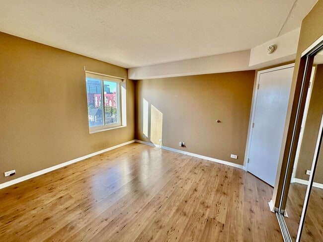 Building Photo - Stunning 2BD/2BA Condo in Downtown! With Parking and Washer/Dryer!