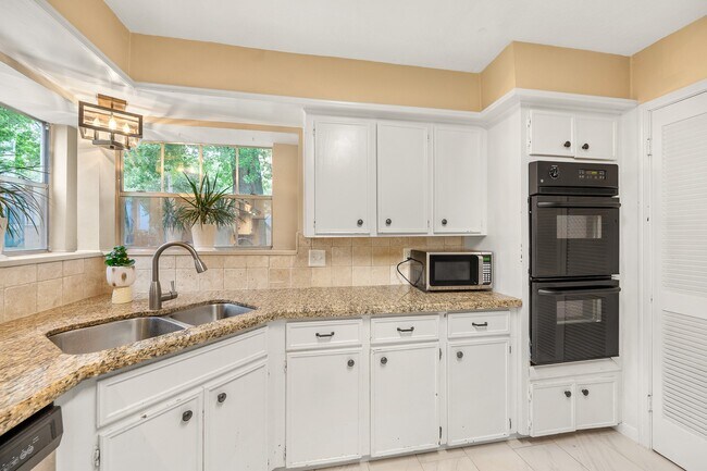 Building Photo - 18107 Shadow Valley Dr