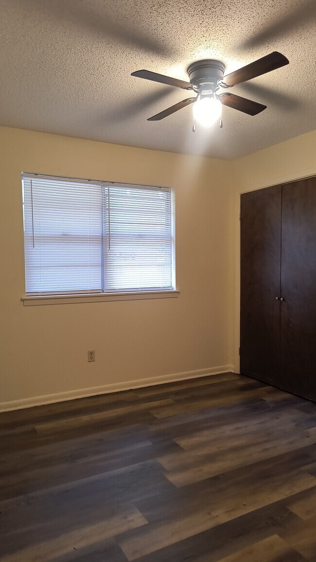 Building Photo - 7211 Rustic Cir