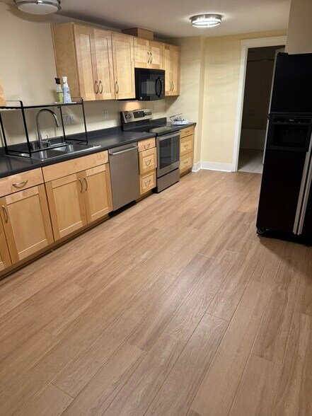 Large Full Size Kitchen - 2332 NE 120th St