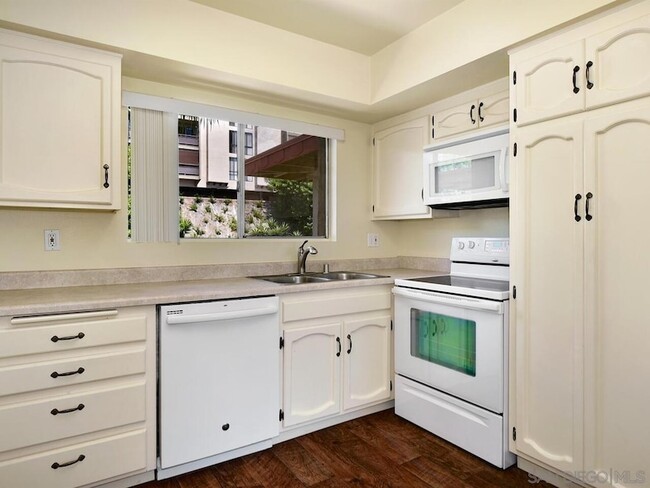Building Photo - 6868 Hyde Park Dr