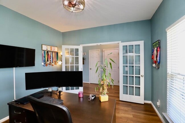 Building Photo - 3260 Matthews Dr