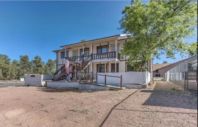 Building Photo - Renovated 2 bed / 1 bath with washer/dryer...