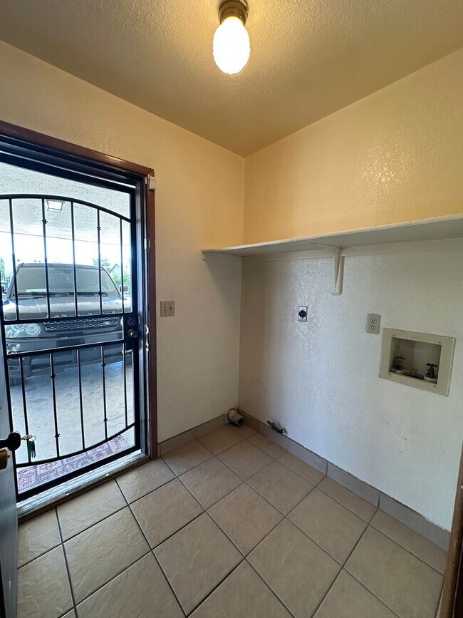 Building Photo - 3550 N Verdugo Rd