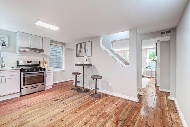 Building Photo - 2 Level Condo with parking, close to metro...