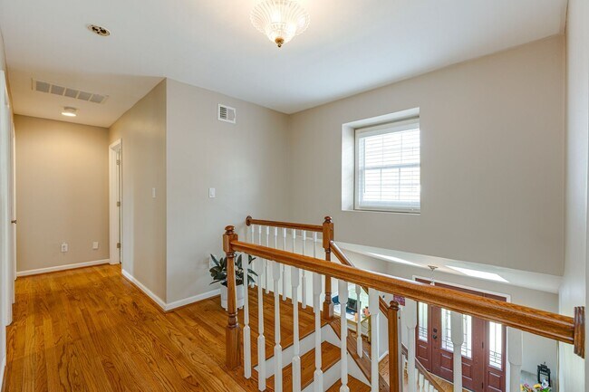 Building Photo - 5624 Kemp Ln