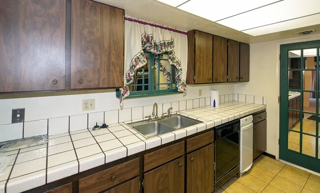 Building Photo - Condo in The Bluffs - Community Pool and Spa