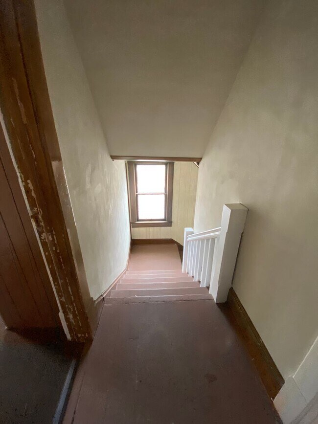 Building Photo - Spacious Home Available Now!