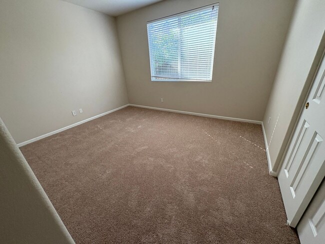 Building Photo - Large beautiful home, new paint. Bedroom a...