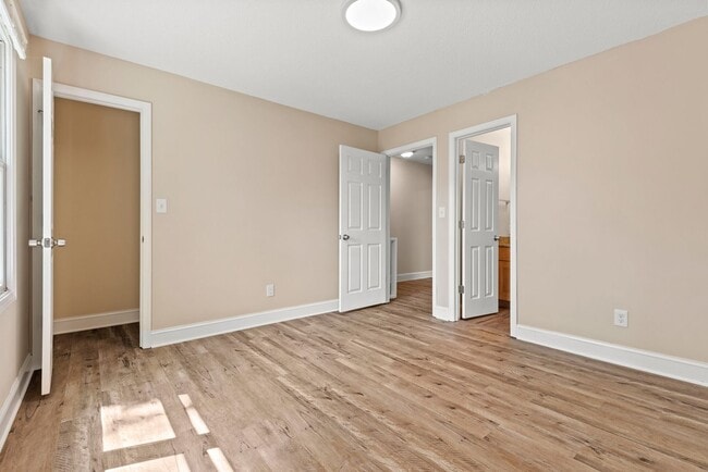 Building Photo - Lovely 2 Bedroom End Unit Townhome in NE R...