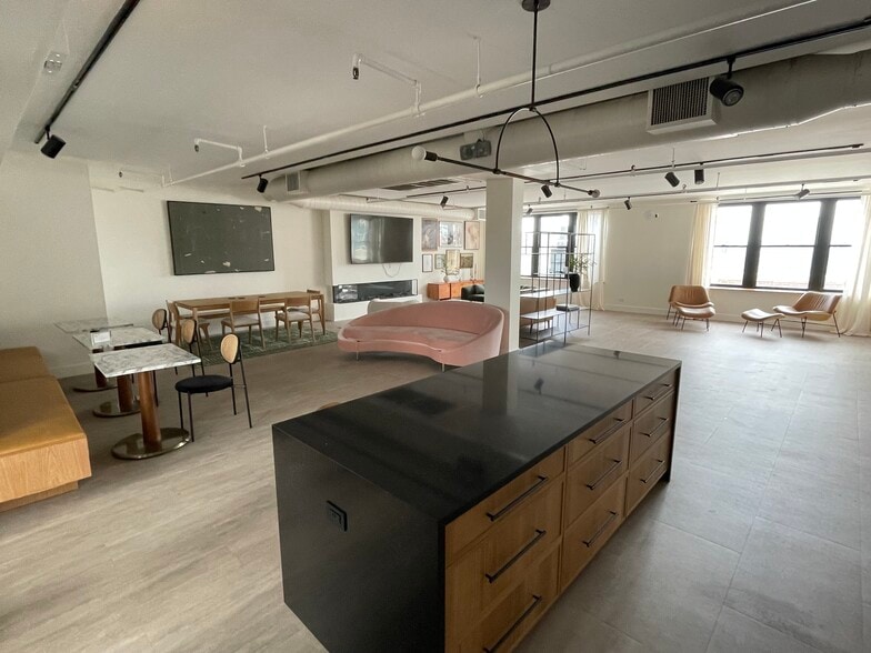 Party Room/Lounge - 728 W Jackson Blvd